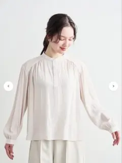 【美品】LOUNIE 割繊エアリーギャザーブラウス 現行品のサムネイル