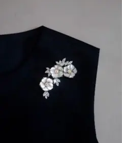 イタリアで購入 新品 3連 フラワー グレーグラデーション ビジュー ブローチ