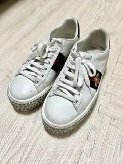 スタッズ付きホワイトスニーカー