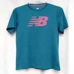 《New Balance ニューバランス》 半袖Tシャツ ブルー ピンクロゴのサムネイル