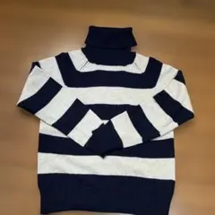 ネイビーとホワイトのストライプタートルニット