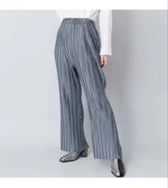 プリーツベルボトムパンツ　オズモーシスのサムネイル