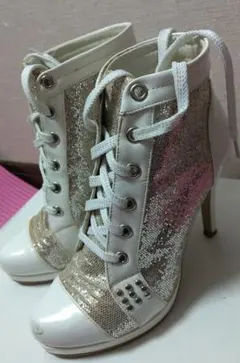ホワイト シルバー ハイヒールブーツ/10cm/スパンコール装飾付き