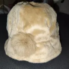 【 美品 未使用 】薄いキャメル色レディース【毛皮 ラビット】ポンポンつき 帽子