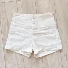 ホワイトデニムハイウエストショートパンツ