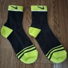 新品Nike ストライプ ソックス 黒/黄緑靴下