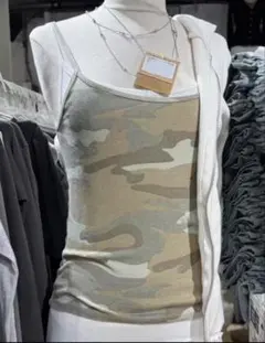 Brandy Melville カモフラージュ柄 Vネック Tシャツ - メルカリ