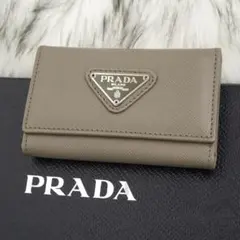 未使用品　PRADA プラダ　キーケース　サフィアーノ　三角プレート　グレー