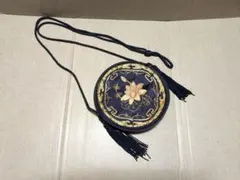 パーティにも!!オリエンタルな蓮の花の刺繍が華やかなラウンドポシェット