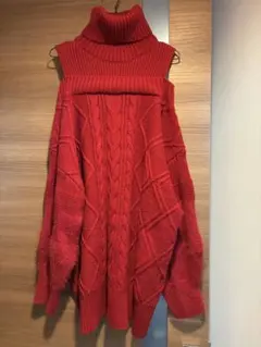 赤いケーブル編みタートルネックセーター