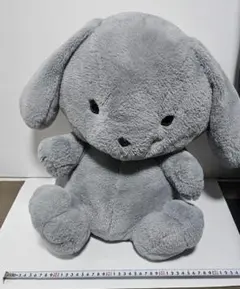 グレーのウサギ型ぬいぐるみ