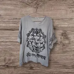 Amina アミナ ガネーシャ プリント Tシャツ グレー