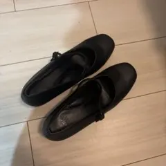 黒 ストラップ付きパンプス 中ヒール