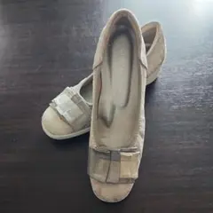 リボン付きベージュフラットシューズ