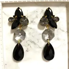A515♡スワロフスキー グレーブラック　黒　ドロップ　ビジュー　ピアス