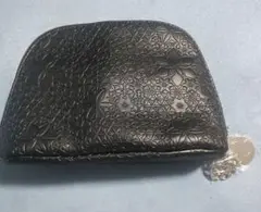 DECORTE 黒の花柄エンボス加工ポーチ