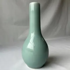 ミントグリーンの陶器 花瓶 ボトル型