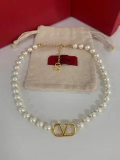 【匿名配送】アクセサリー Vロゴ パール ネックレス 上品 /箱付き