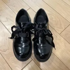 黒の光沢リボンローファー