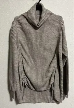 ベージュ タートルネックニット 長袖