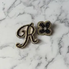 ビーズ刺繍【アルファベット（R）•花】ブローチ　ハンドメイド
