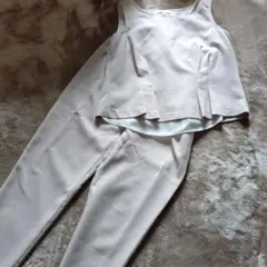 ベージュ タンクトップとパンツセットアップ