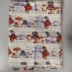 Ringo 猫カットクロス　赤い綿生地 キノコと動物のプリント