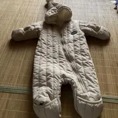 フード付きクリーム色ジャンプスーツ