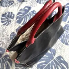 黒と赤のレザー(牛革)ハンドバッグ A4 サイズ　　収納抜群♪