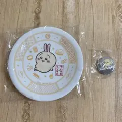 ちいかわ　くら寿司　うさぎオリジナル寿司皿 とラッコバッジのセット