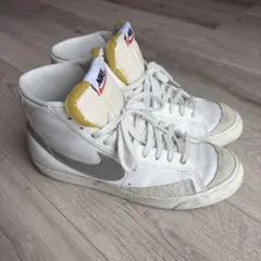 NIKE Blazer Mid 77 ナイキ　スニーカー　ブレザーミッドのサムネイル