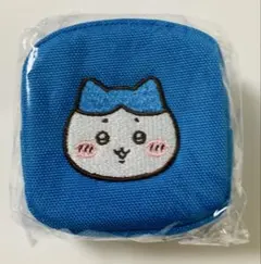 ちいかわ　カラビナつき刺繍スクエアミニポーチ　ハチワレ