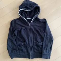 黒いフード付きパーカー