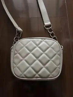ライトグレー キルティング ショルダーバッグ