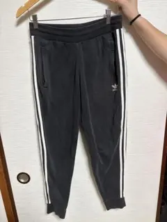adidas グレー ストライプ ジョガーパンツ