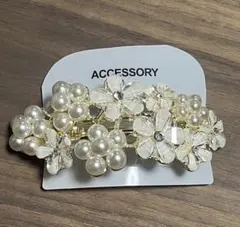 花とパールのヘアクリップ