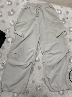 ベージュ カーゴパンツ ドローストリング付き