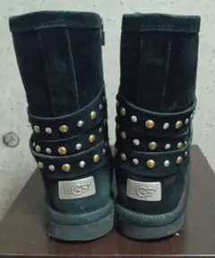 UGG スタッズ付き ブラックムートンブーツ