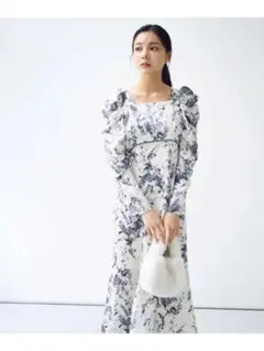 ナチュラルビューティーベーシック 　スクエアネックフラワープリントワンピース