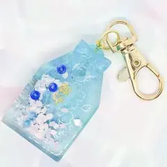 NO.83　レジン　桜　御守り風　ブルー　シェイカーキーホルダー