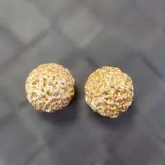 ボリュームのあるラウンド型のゴールドカラーイヤリング　ヴィンテージ　昭和レトロ