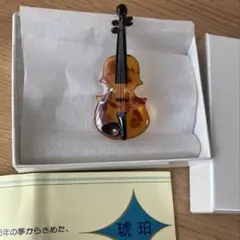 琥珀バイオリン型ブローチ￼