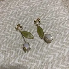 花と葉のデザイン ドロップイヤリング　チューリップ