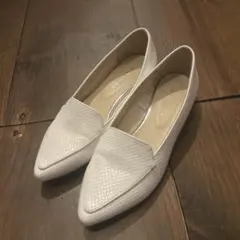 【極美品】heal me 23.5 パンプス フラットシューズ パイソン 白のサムネイル