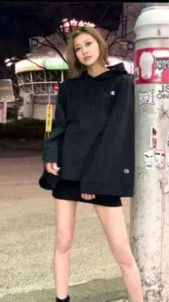 美品 EMODA  championコラボ　プルオーバーパーカー　ブラック エモダ EMODA 【EMODA×Champion】EMBROIDERYロゴフーディー（ブラック