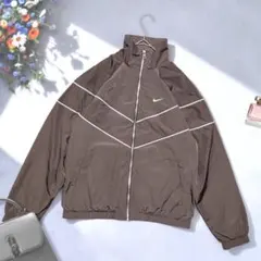 《NIKE》 ウィンドブレーカー ブラウン S 薄手 羽織り ナイロンジャケットのサムネイル