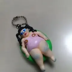 渡辺直美浮き輪でリラックスする女性 ミニフィギュア キーホルダー