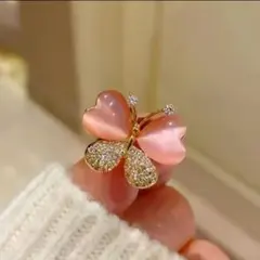 ピンク蝶デザイン　キラキラ　小さめピンバッチ