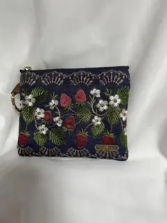 ハンドメイド ストロベリー刺繍ポーチ