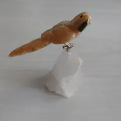 オレンジ色の鳥の置物